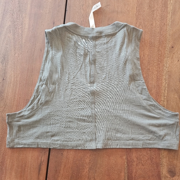 Lululemon crop tank, size 8 - Picture 5 of 6